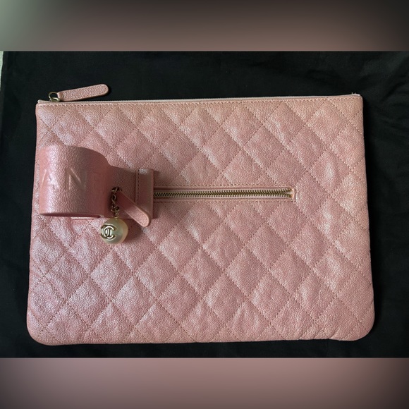 RARE Authentic CHANEL “Night by the C” Large Ocase 19S
Iridescent Pink Caviar - Picture 9 of 16